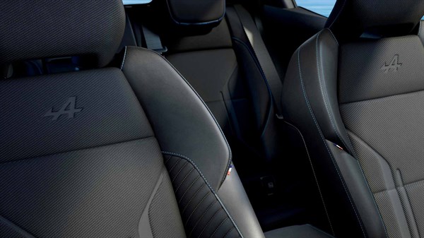 presvlaka sa Alpine logotipom i kontrastnim šavovima