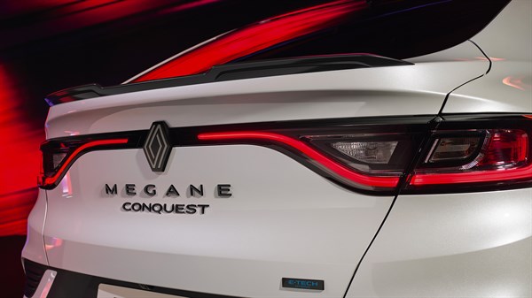 Renault Megane Conquest E-Tech full hybrid - veliki spojler, prozirna svjetla i prepoznatljiva E-Tech oznaka
