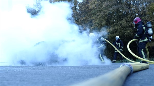 gašenje zapaljenog vozila - Renault i vatrogasci